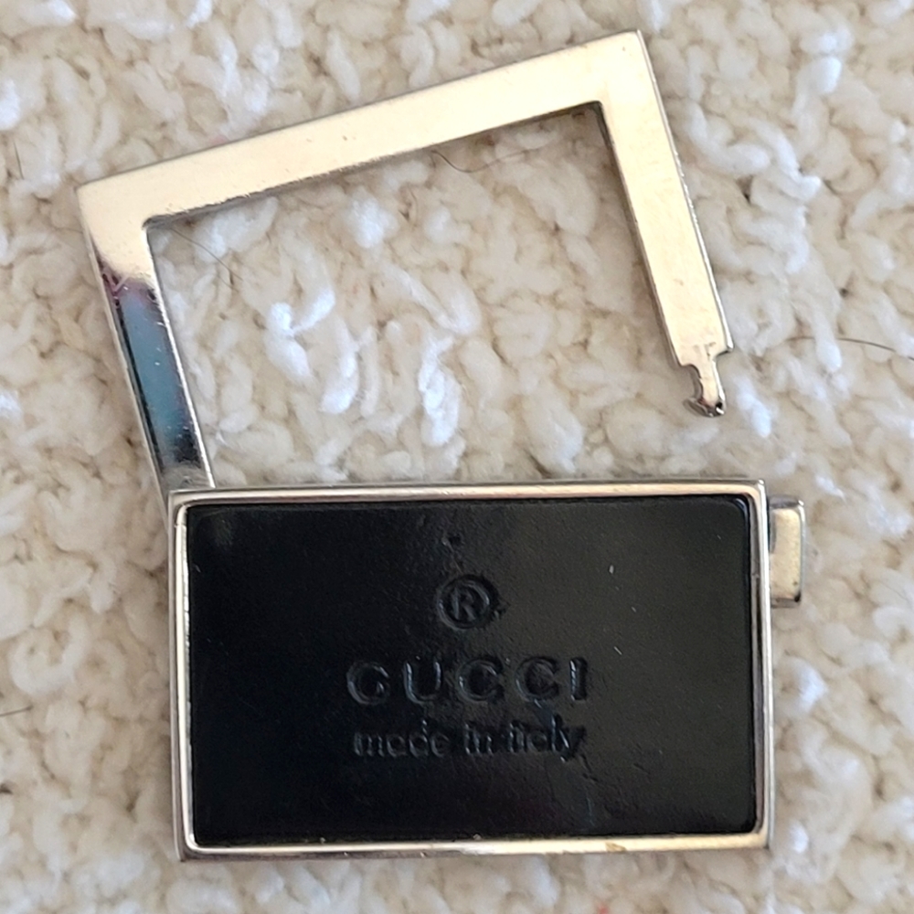 Gucci vintage razor keychain Silver and black leather.